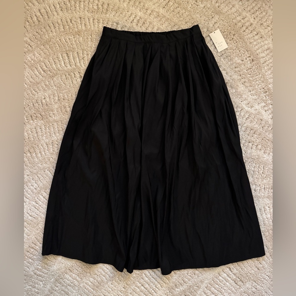 A New Day women’s thick solid black skirt w/ pockets-  size L - NWT